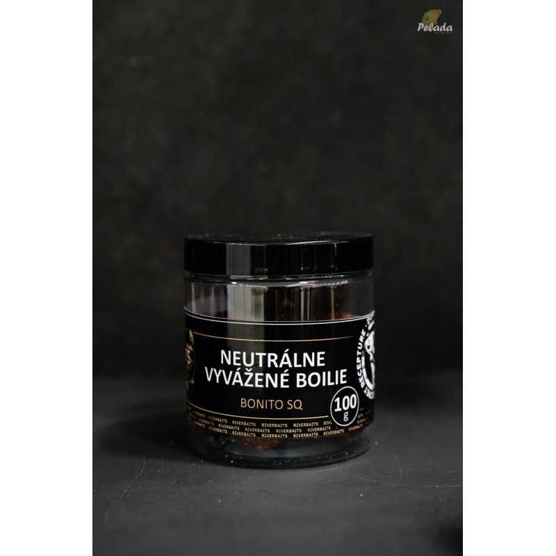 RIVERBAITS Neutrálne Vyvážené Boilies BONITO SQ / Squid Oliheň 120g